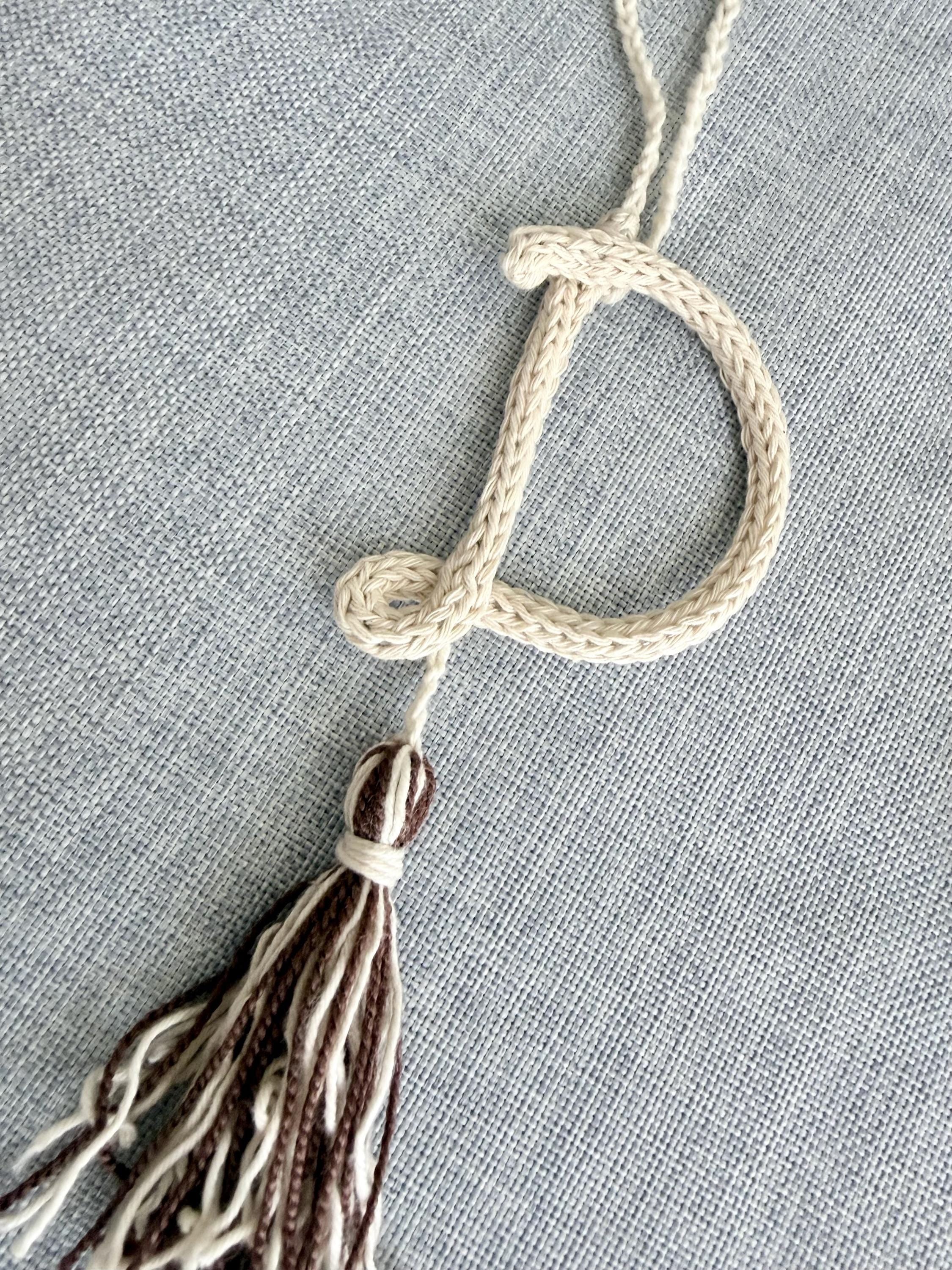 Llavero Letra Personalizada con Borla | Inicial Tejida a Mano | Accesorio Artesanal
