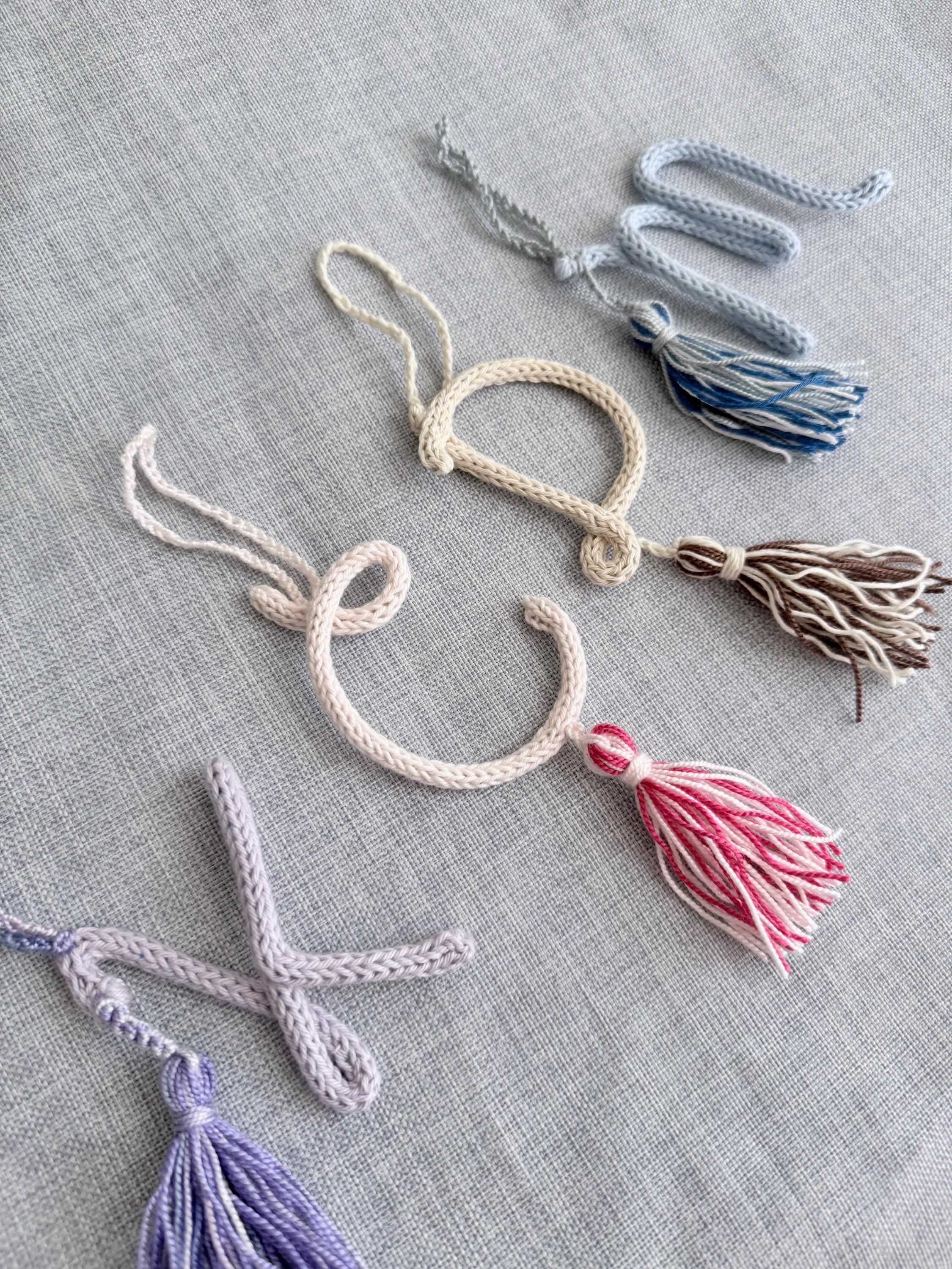 Llavero Letra Personalizada con Borla | Inicial Tejida a Mano | Accesorio Artesanal