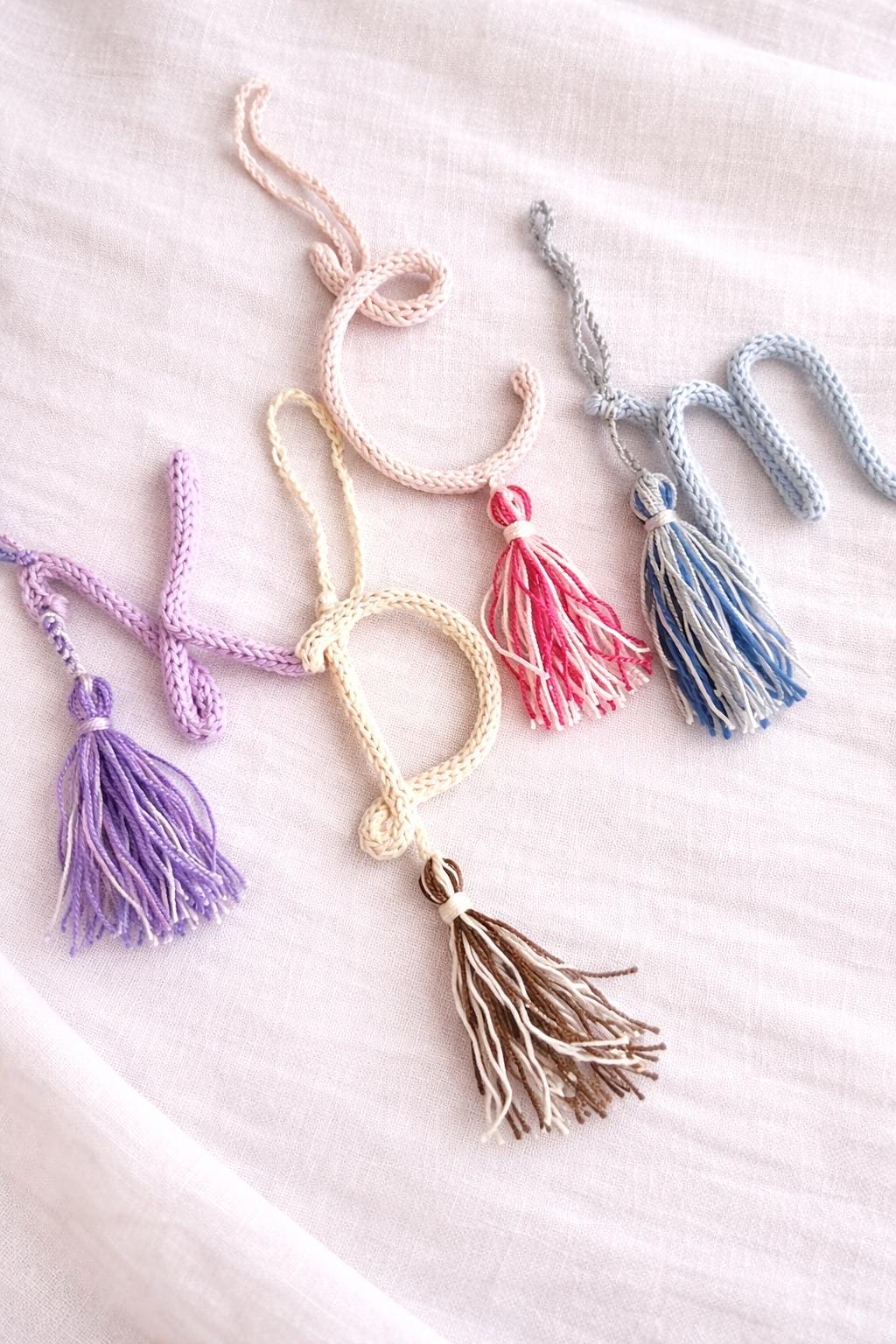 Llavero Letra Personalizada con Borla | Inicial Tejida a Mano | Accesorio Artesanal