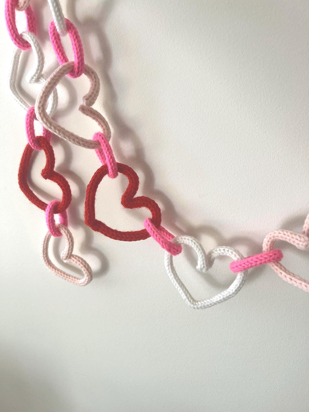 Guirnalda de Corazones Tejidos a Mano | Decoración Infantil y Nursery | Regalo Baby Showe