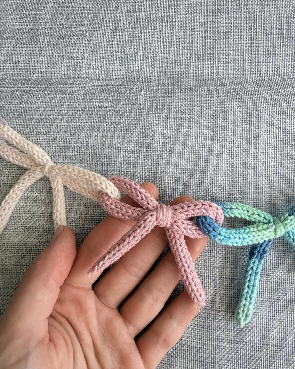 Guirnalda de Lazos Decorativos Tejidos a Mano | Decoración Infantil y Nursery | Regalo Baby Showe