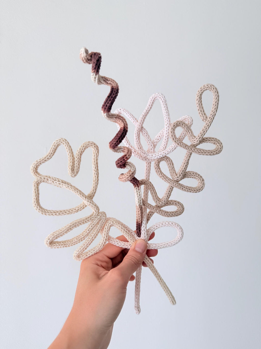 Ramo de Flores Tejidas Eternas en Tricotín | Regalo para Mamá, Novia o Mujer Especial | Bouquet Artesan