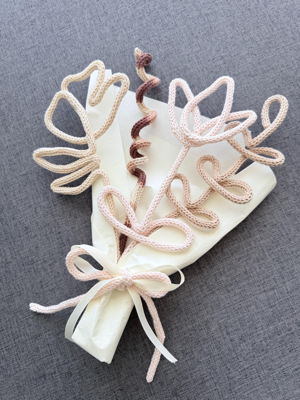 Ramo de Flores Tejidas Eternas en Tricotín | Regalo para Mamá, Novia o Mujer Especial | Bouquet Artesan