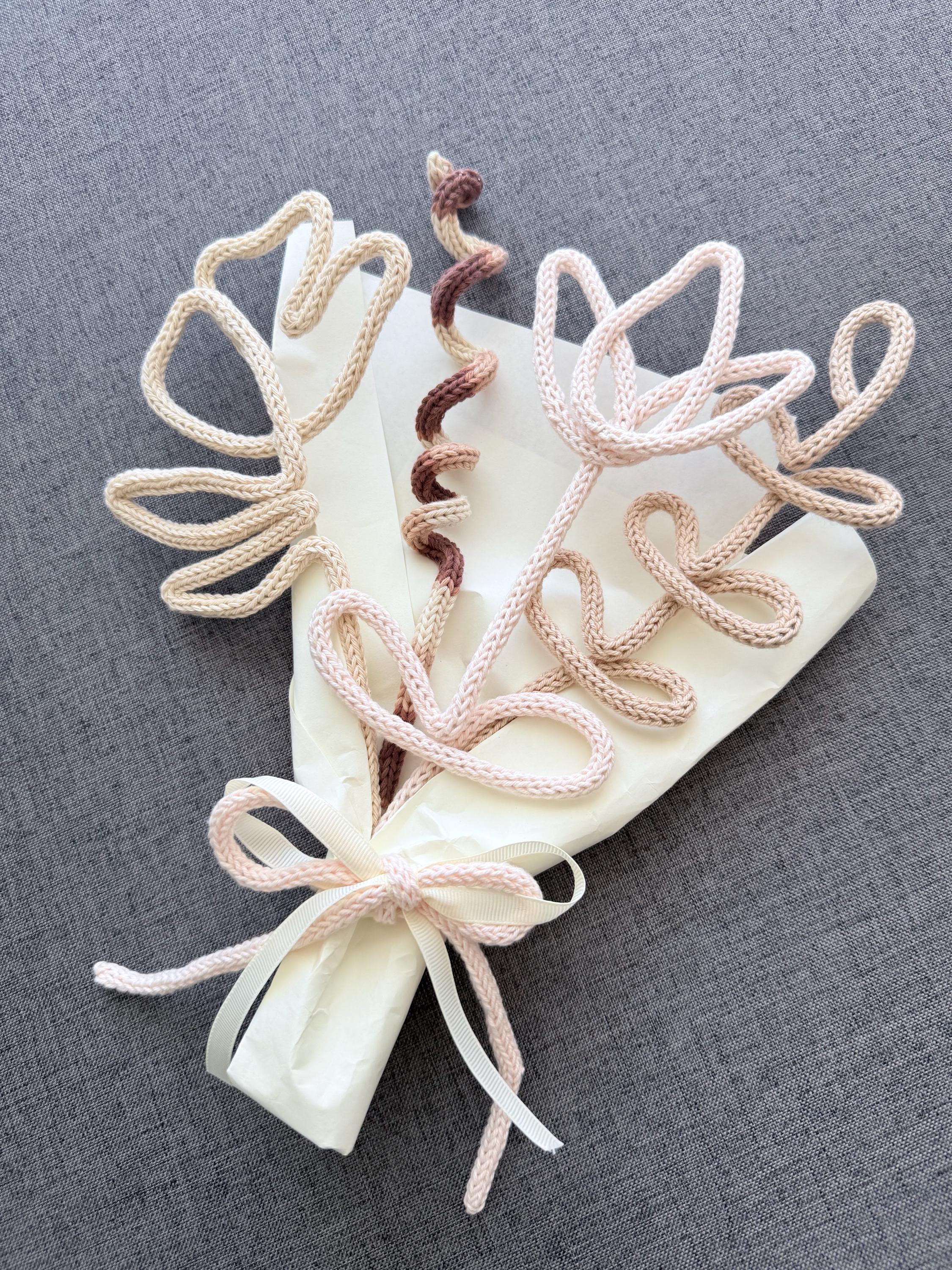 Ramo de Flores Tejidas Eternas en Tricotín | Regalo para Mamá, Novia o Mujer Especial | Bouquet Artesan