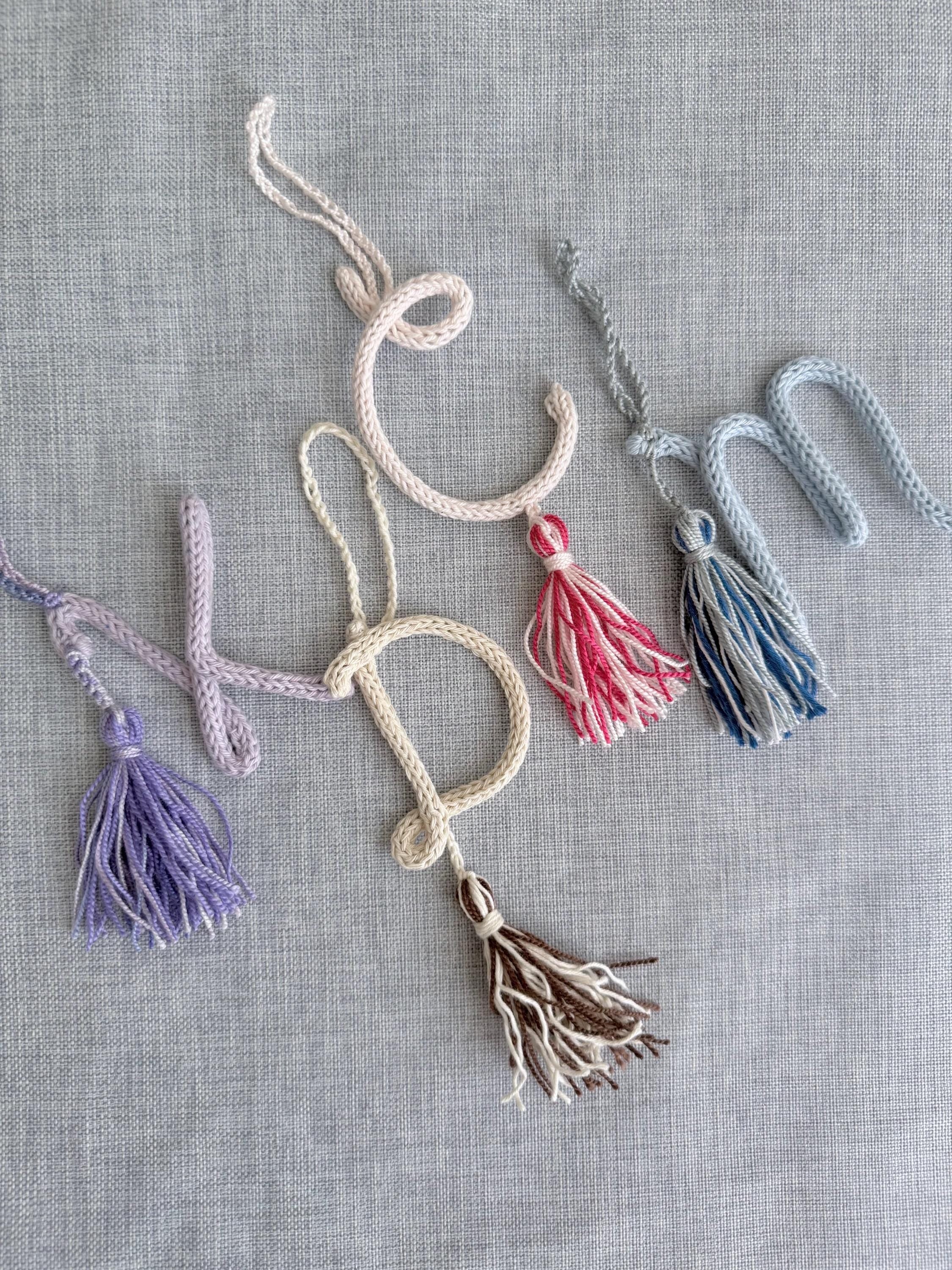 Llavero Letra Personalizada con Borla | Inicial Tejida a Mano | Accesorio Artesanal