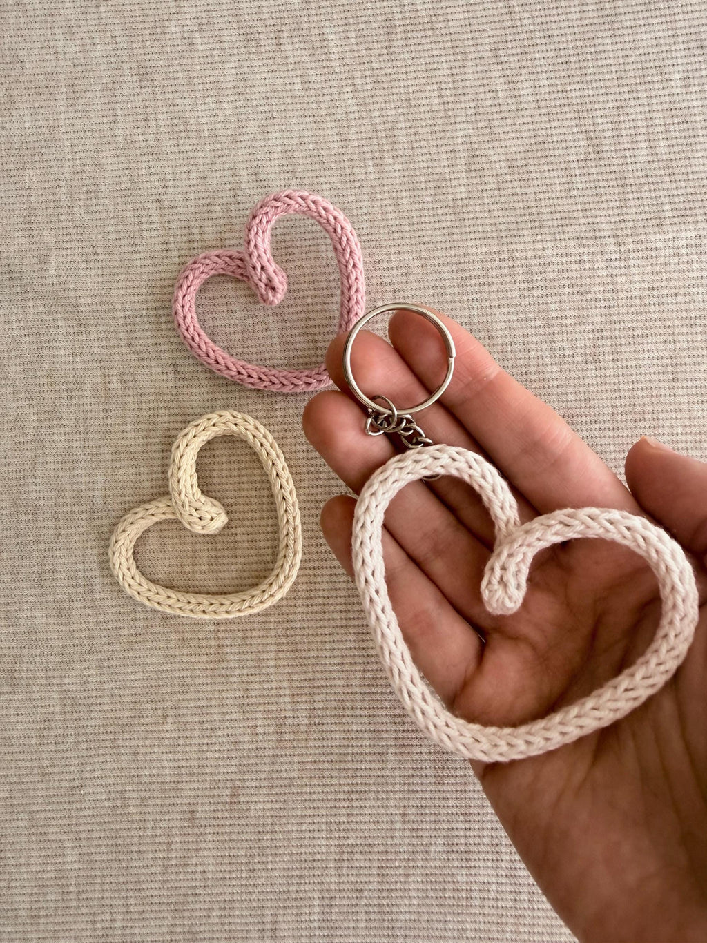 Llaveros Tricotin Personalizados | Corazones y Mariposas Hechos a Mano | Regalo Artesanal