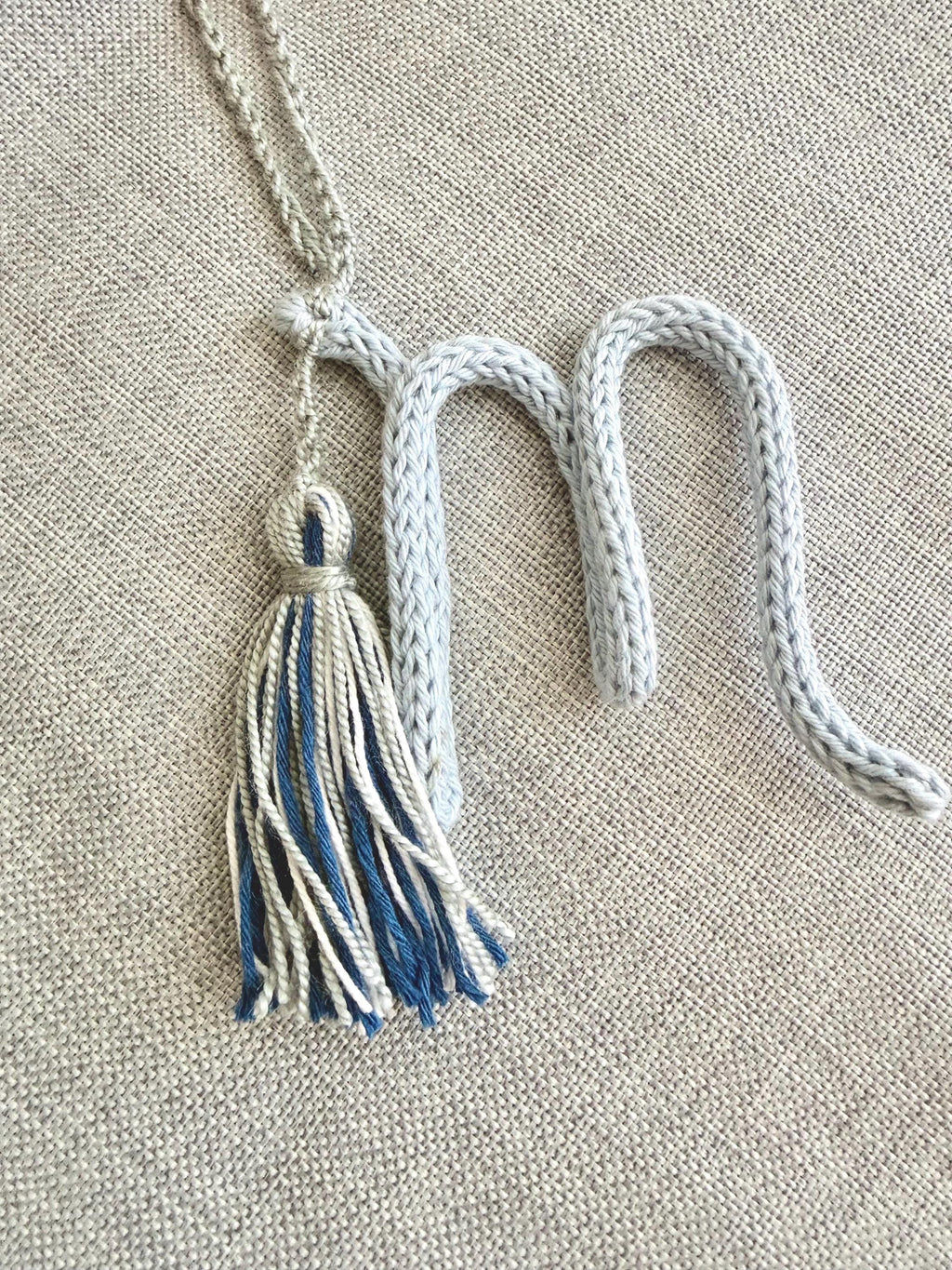 Llavero Letra Personalizada con Borla | Inicial Tejida a Mano | Accesorio Artesanal